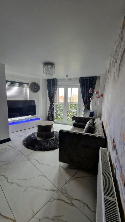 Two Bed Apartment With Balcony Slough,Windsor,Legoland Exterior foto